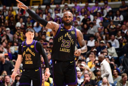 勒布朗超神发挥,湖人主场大胜太阳锁定季后赛优势 勒布朗超神发挥,湖人主场大胜太阳锁定季后赛优势